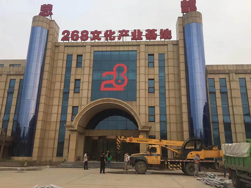 兩部觀光梯外貼藍(lán)銀膜施工案例